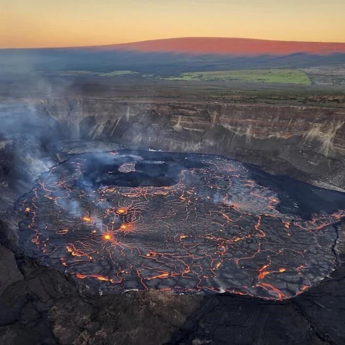 Hawaii eruption not dangerous but offers spectacular sight
